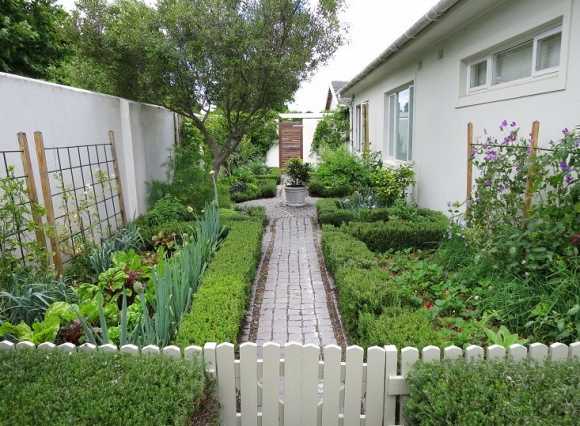 1443018868 cape town vegetable garden trellises gardenista ngoisao.vn Thiết kế sân vườn nhà xanh mướt mà chẳng cần chăm