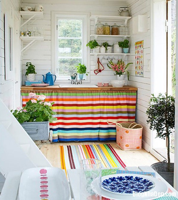 Kitchen In Colorful Stripes Trang trí nội thất nhà bằng họa tiết kẻ sọc