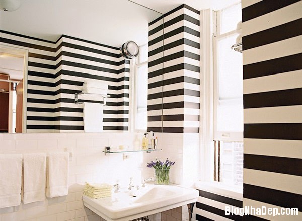 black and white striped wal Trang trí nội thất nhà bằng họa tiết kẻ sọc