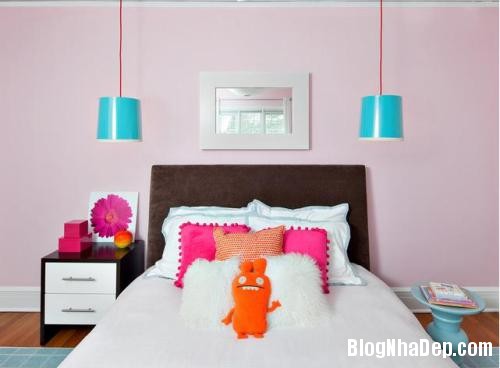 phong ngu mau hong 2 Nhẹ nhàng quyến rũ với gam màu hồng tô điểm phòng ngủ