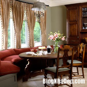 Phòng ăn với điểm nhấn là sofa mầu đỏ với những ô cửa lớn Bài trí không gian phòng ăn nhỏ hẹp