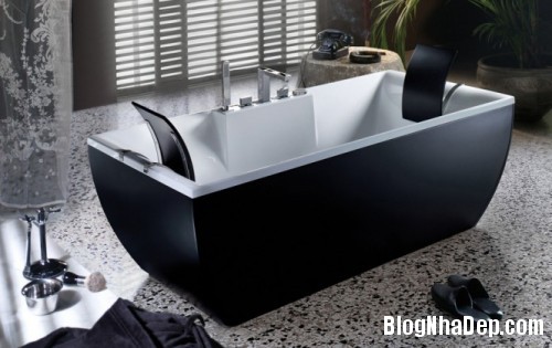 black and white bathtub 665x420 500x3151 Mê mẩn với những thiết kế phòng tắm đẹp như ở spa