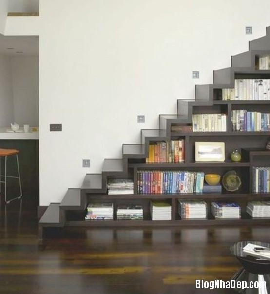 staircase with bookstorage Những mẫu cầu thang tiết kiệm diện tích cho nhà nhỏ