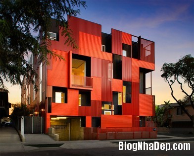 10f11531295c4b29028a127ab9a24c5e Ngôi nhà nổi bật với những tấm kim loại màu đỏ