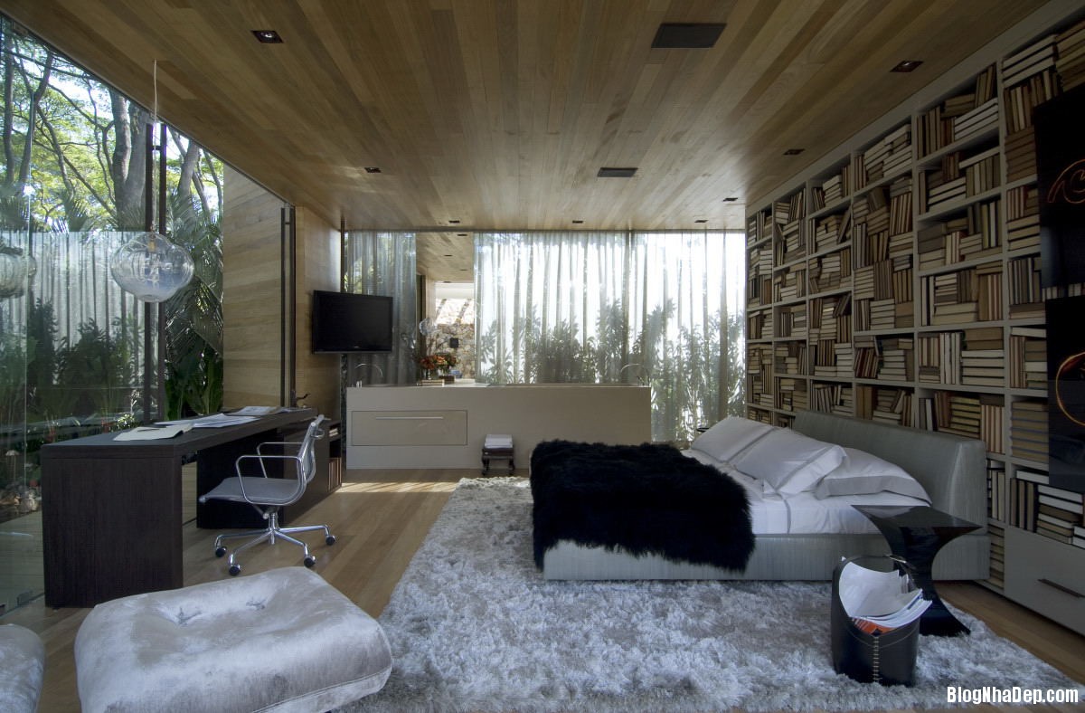 bedroom with glass walls and wood ceiling Biệt thự không có sự phân chia không gian nội thất và ngoại thất