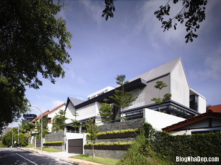 biet thu grove terrace 4 Biệt thự mái dốc mang chút hoài niệm ở Singapore