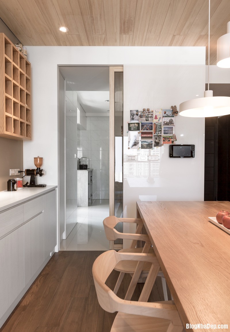 white kitchen design Căn hộ hiện đại với chất liệu hoàn toàn từ gỗ 