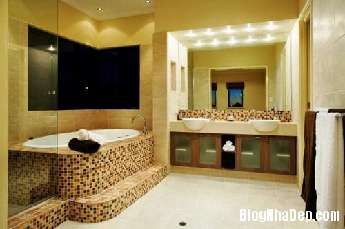 66 d6b8 Phòng tắm sáng bừng với gạch mosaic thủy tinh