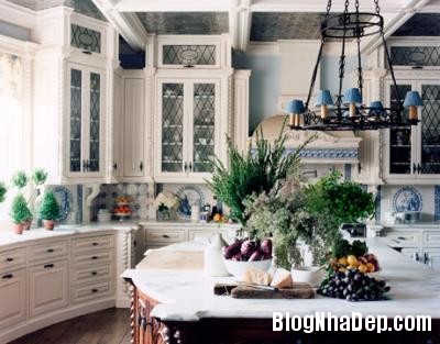 bep 5 Không gian bếp cổ điển với tông màu trắng và xanh