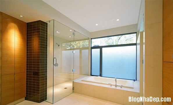 ffd787bd0253d9e7ecfcd61d704e2c6c Phòng tắm sang trọng với bồn tắm kính đứng