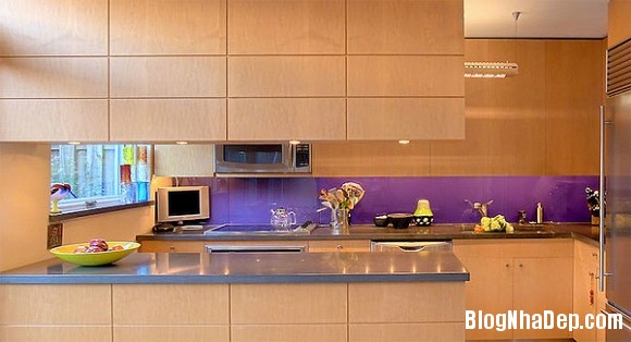 mau kinh bat mat cho nha bep 3 Nhà bếp hiện đại với bức tường kính đa sắc màu