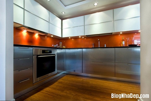 mau kinh bat mat cho nha bep 8 Nhà bếp hiện đại với bức tường kính đa sắc màu