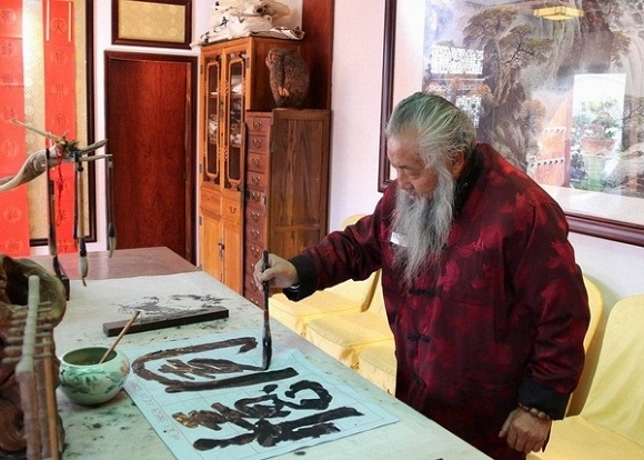ngoi nha 6 Vể đẹp độc đáo của ngôi nhà hình ấm trà trên cây của nghệ sĩ Trung Quốc