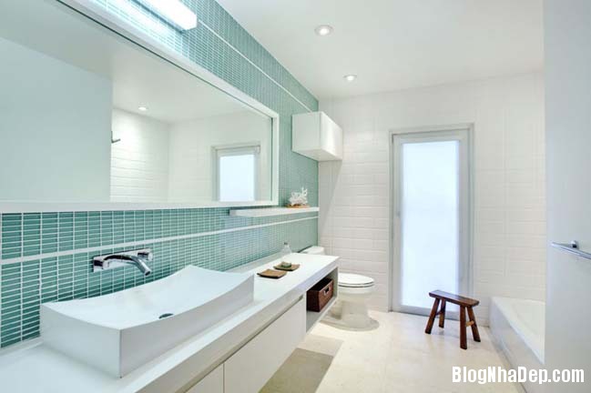 020546 2 large Mẫu thiết kế phòng tắm đẹp hoàn hảo với 2 tông màu xanh dương và trắng