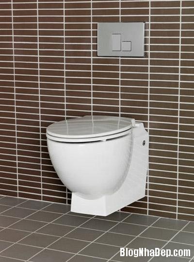 082116 4 large Phòng tắm nhỏ gọn gàng và tiện nghi với bồn cầu treo tường