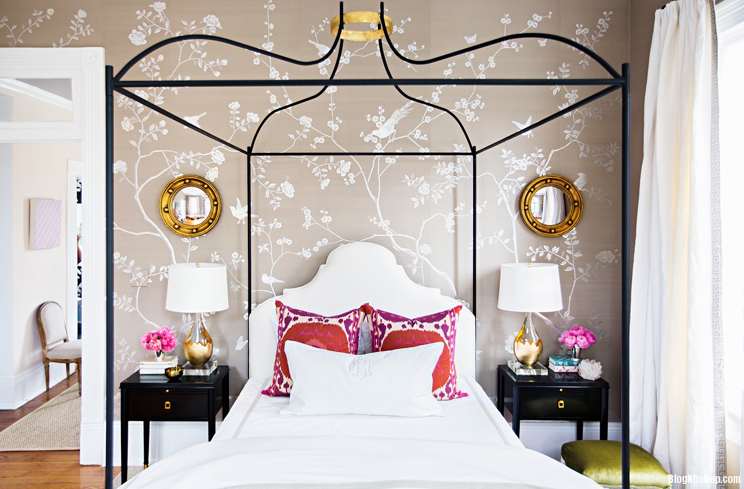 trang tri phong ngu nu tinh voi thiet ke hoa la cach die 006 Thiết kế họa tiết trên tường khiến phòng ngủ ấn tượng hơn