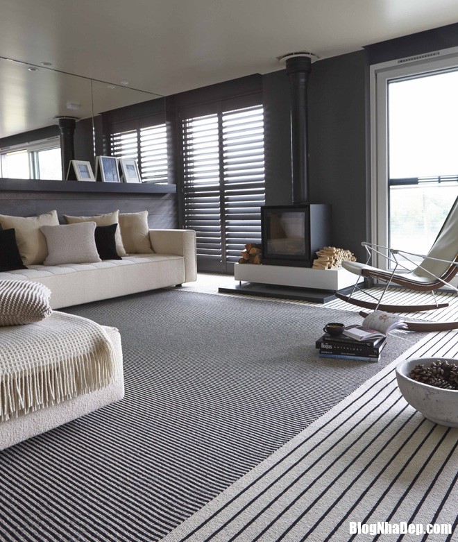  Phòng khách vô cùng ấn tượng với tấm thảm kẻ sọc đầy biến hóa