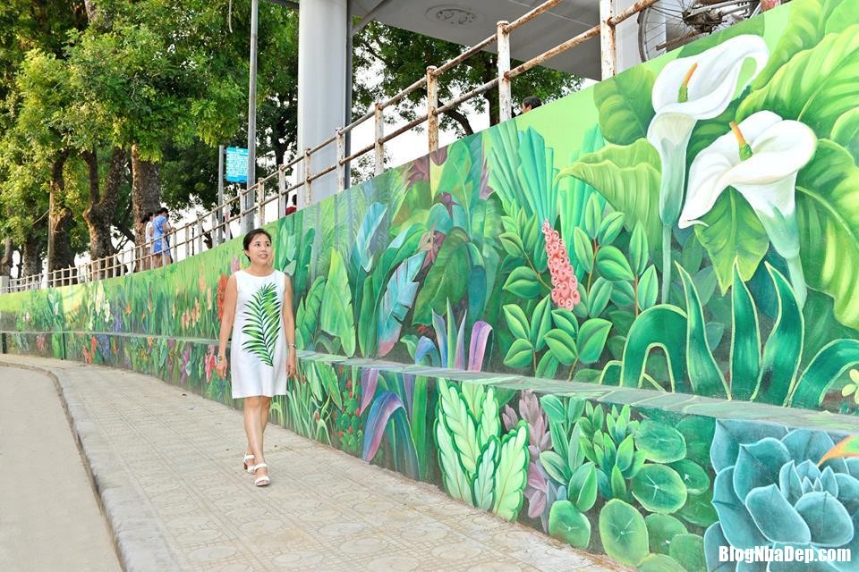 ha noi co them buc tuong bon mua hoa tuyet dep Bức tường bốn mùa hoa vừa được hoàn thành tại Hà Nội