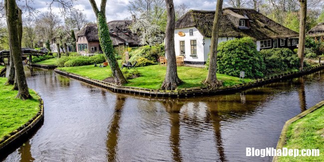 giethoorn narrow waterways 15432859873601259569816 Đắm mình trong không gian cổ tích ở ngôi làng cổ Hà Lan