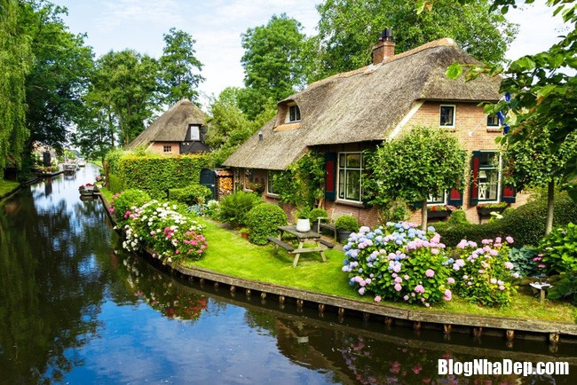 landscape view of famous giethoorn village with canals and rustic thatched roof houses in farm area min 1543285987374983544186 Đắm mình trong không gian cổ tích ở ngôi làng cổ Hà Lan