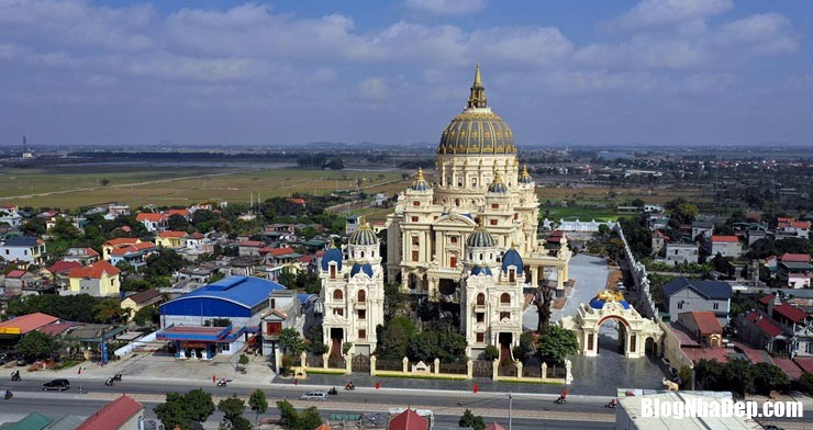 dai gia ninh binh 1 Tòa lâu đài nguy nga tại Ninh Bình bị nhầm lẫn với tòa nhà Quốc hội