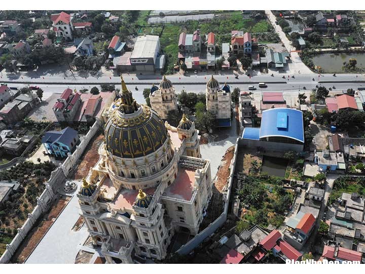 dai gia ninh binh 4 Tòa lâu đài nguy nga tại Ninh Bình bị nhầm lẫn với tòa nhà Quốc hội