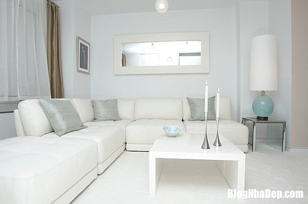 sparse pastel accents in a gray and white room 8763 Nhà đẹp xuất sắc nhờ cách kết hợp màu pastel hoàn hảo trong trang trí