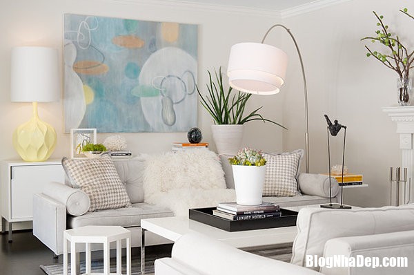 white living room with pastel accents c655 Nhà đẹp xuất sắc nhờ cách kết hợp màu pastel hoàn hảo trong trang trí